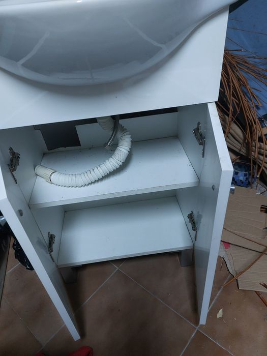 Movel branco wc com torneira