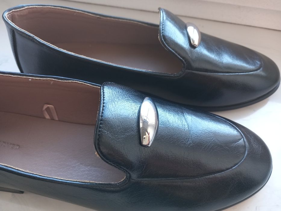 Skórzane czarne Loafersy Reserved.
