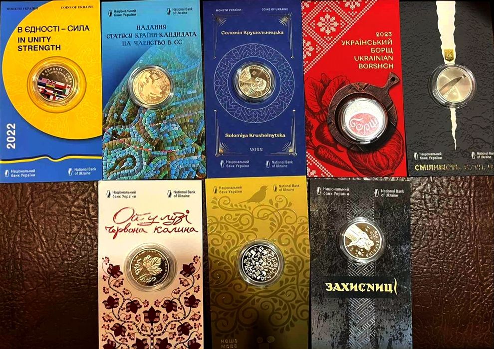 В сувенірній упаковці Пам'ятні монети НБУ 2021-2025, 2 гривні та 5 грн