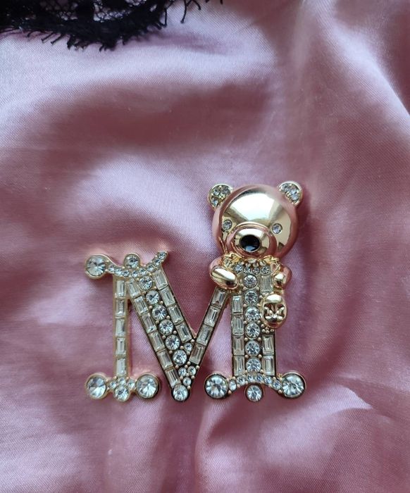 Брошки ведмедики, літера М з маркуванням Max Mara