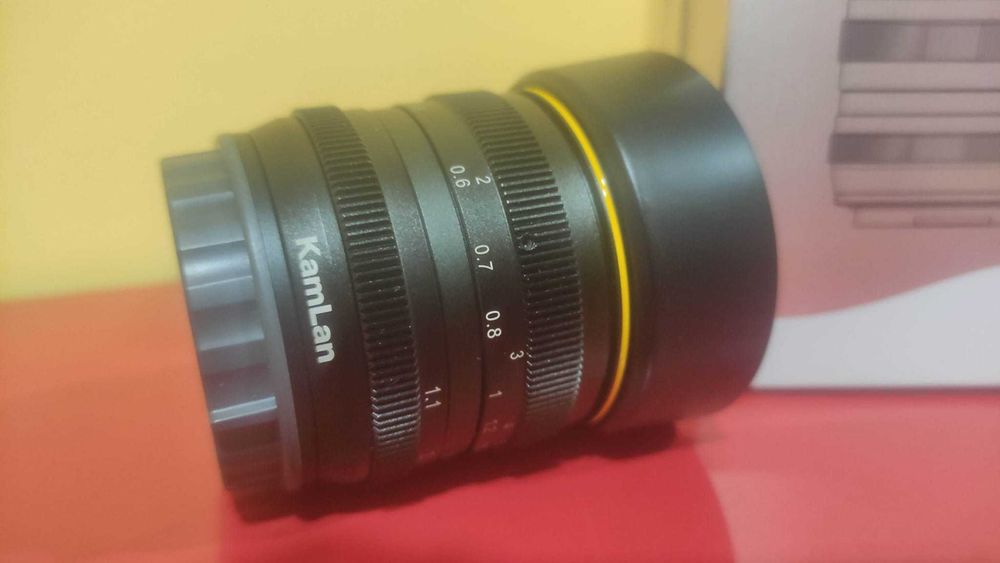 Lente Kamlan 50mm f/1.1 para câmaras Sony E.