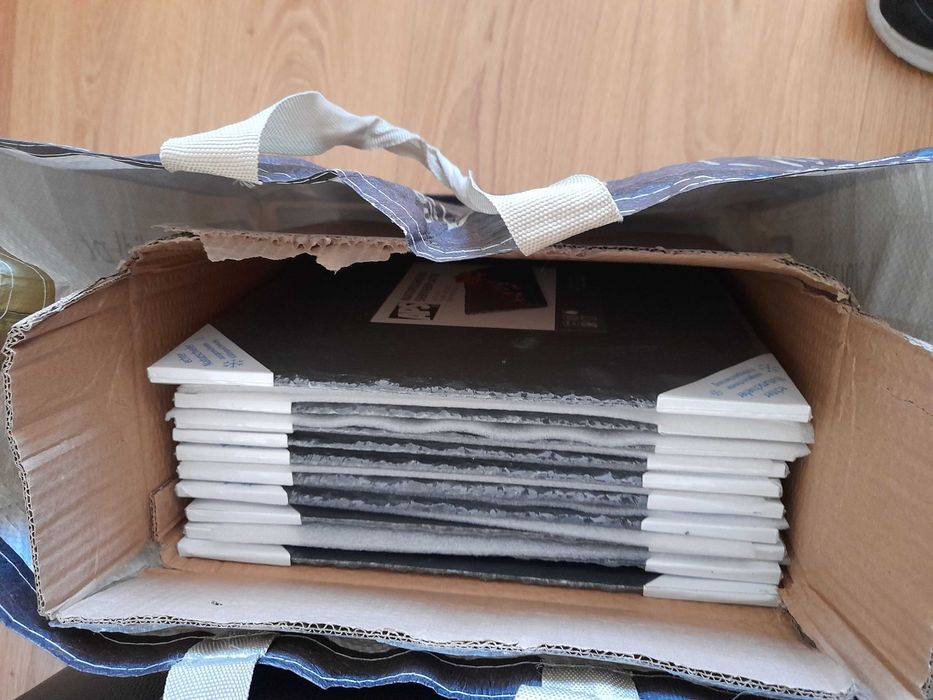 Tábuas de ardósia de marca alemã para servir comida.