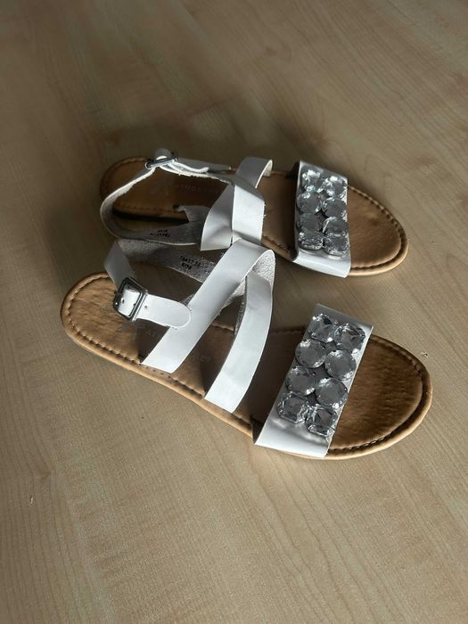 Białe sandały Atmosphere 38 komunia wesele kamienie