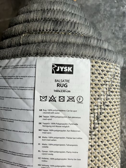 Tapete Jysk cinzento e branco