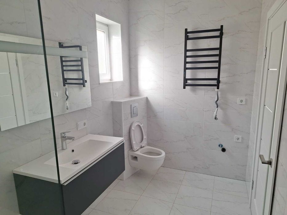 Продам новий з ремонтом будинок в Совиньоні.