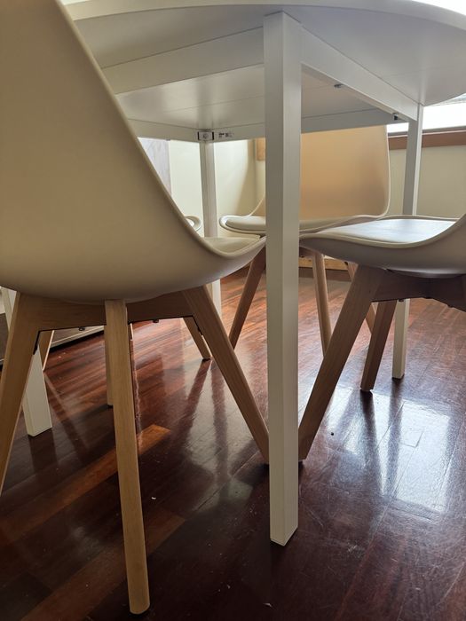 Mesa redonda + 4 cadeiras