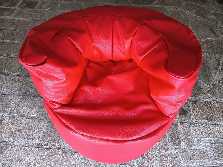 Puff vermelho em forma de cadeira