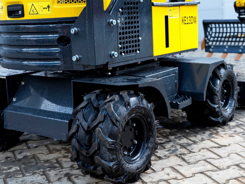 Mini-koparka KOŁOWA KRAFT KEW13DW Transport OSPRZĘT Zestaw Łyżek NOWA