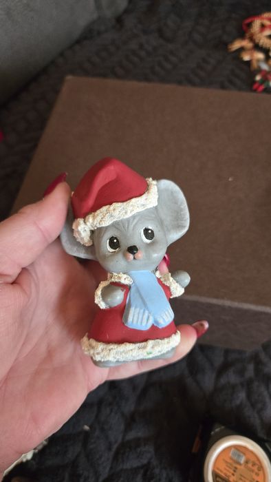 Myszka w stroju Mikołaja.