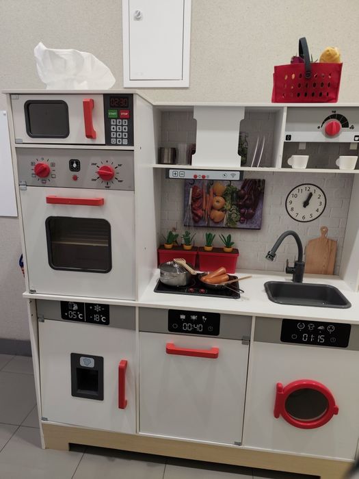 Cozinha infantil grande de madeira com luzes e acessórios
