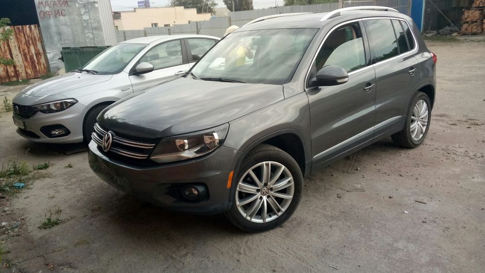 Автототранспорт Фольксваген-Тигуан серебристо серого цвета