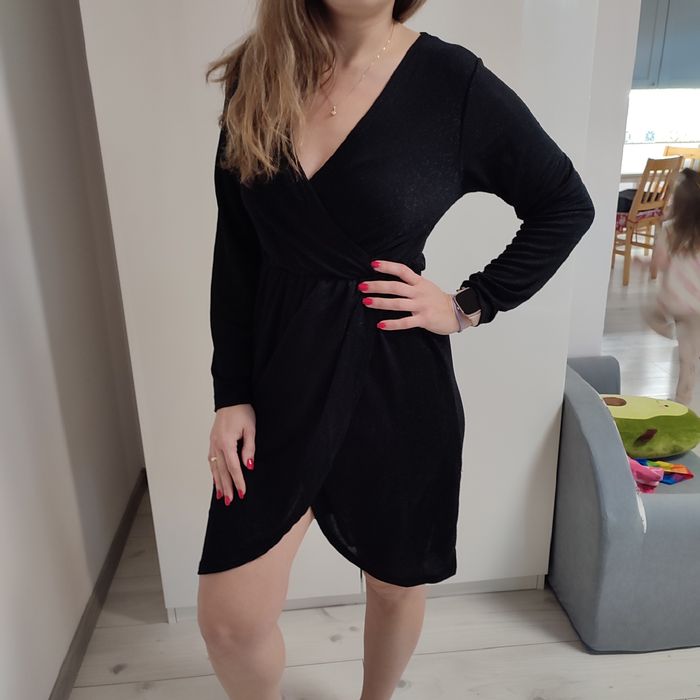 Czarna połyskująca sukienka