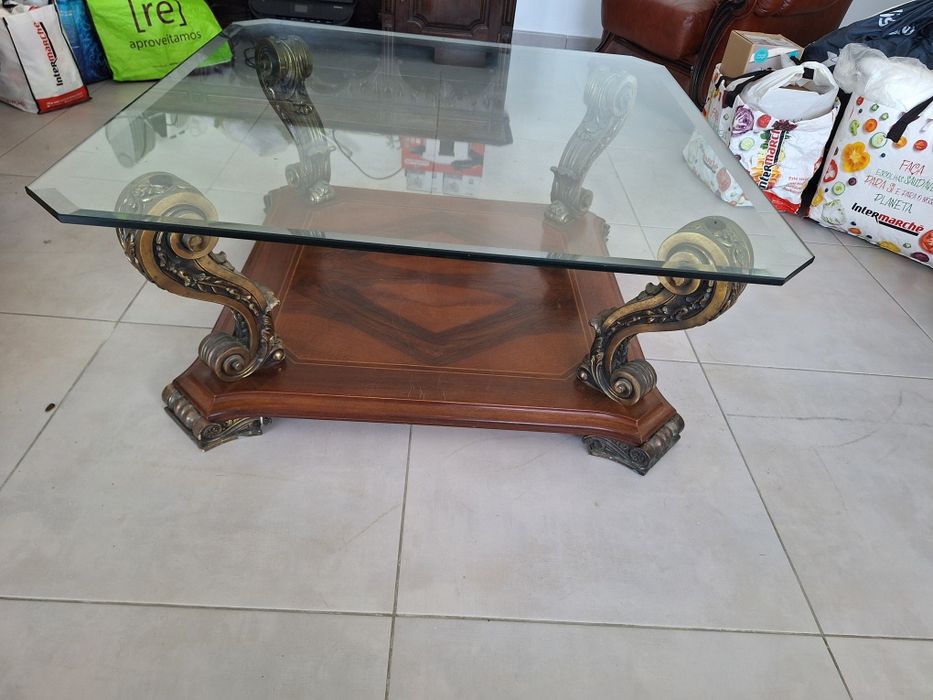 Mesa de centro clássica com tampo de cristal.