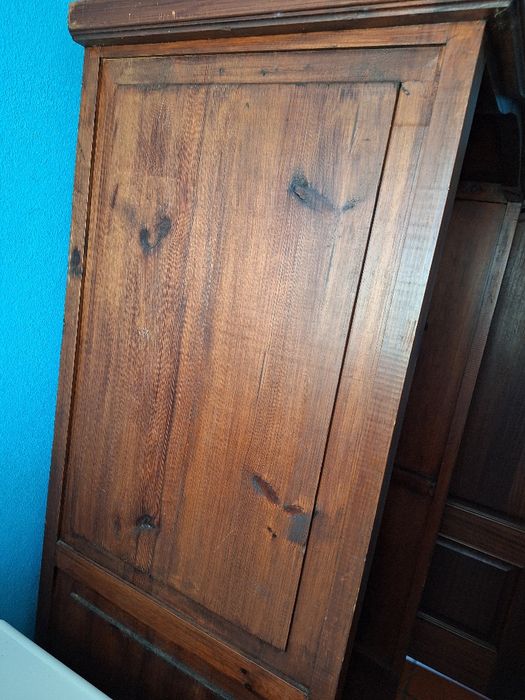 Armário em madeira natural.