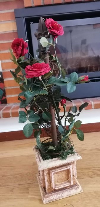 Arranjo de rosas vermelhas artificiais com vaso