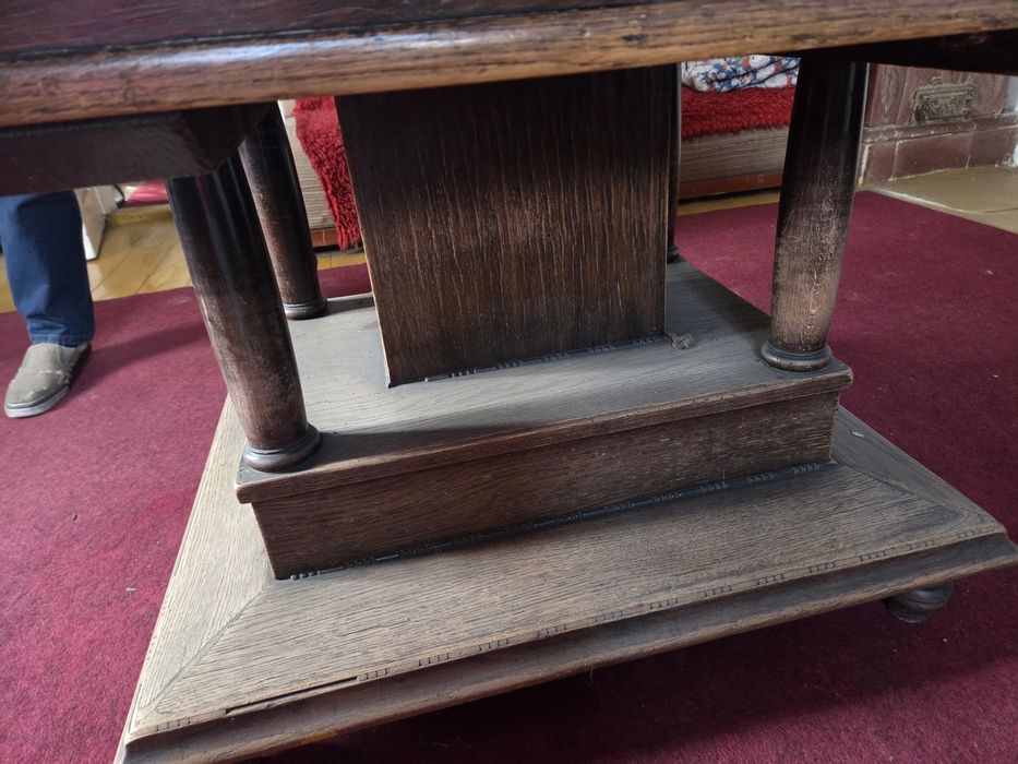 Zabytkowy drewniany stół