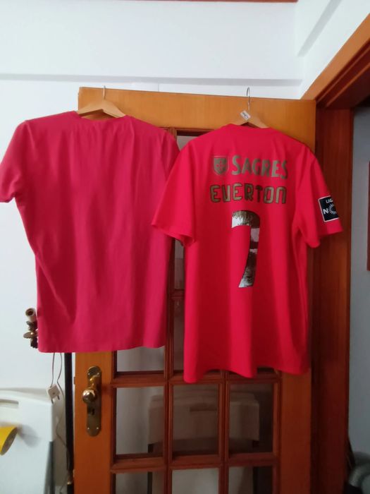 Duas camisolas oficiais do Benfica