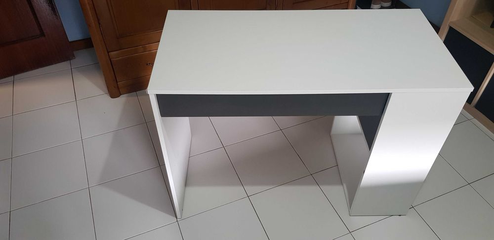 Secretária com 1 Gaveta : 101 cm Largura x 73 cm Altura x 50 cm Prof
