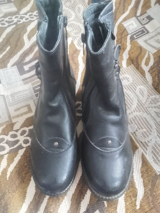 Чобітки шкіряні нові на хутрі 36 р. Сапожки