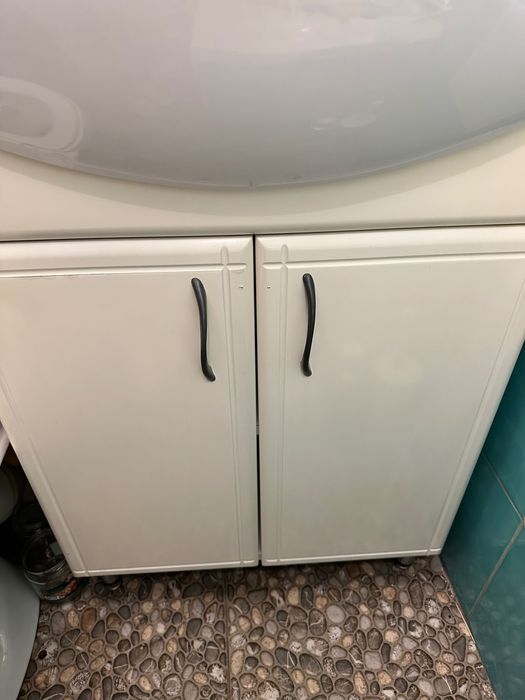 Раковина з тумбочкою у ванну