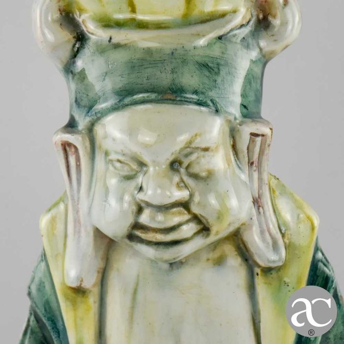 Figura de dignitário chinês em cerâmica vidrada Sancai