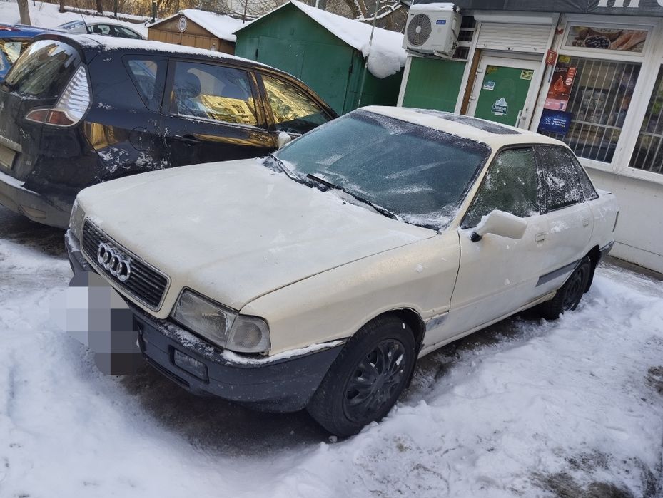 Audi 80 на ходу.
