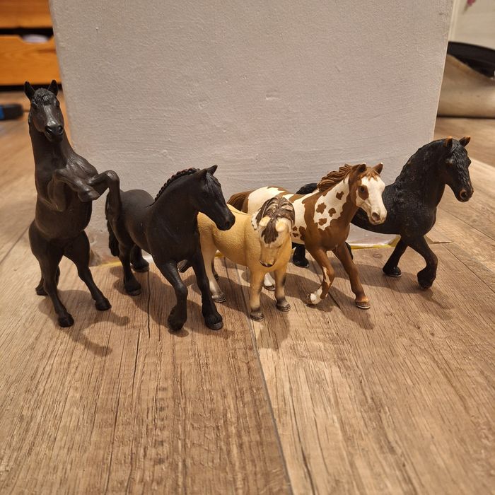 Kolekcjonerskie figurki koników schleich
