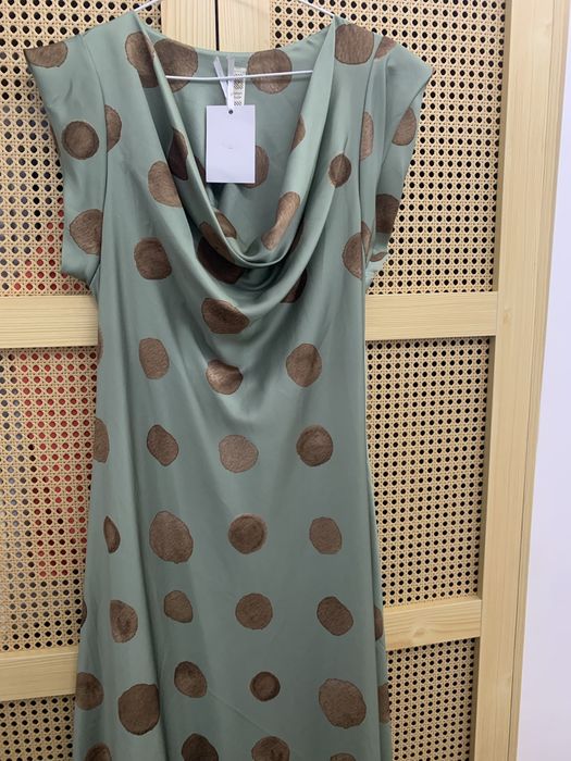 Vestido verde com bolinhas castanhas