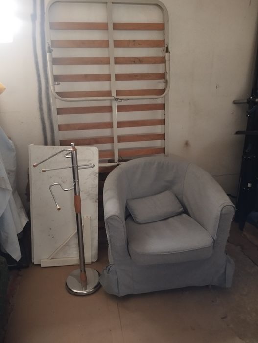 Cama, sofá, suporte, mesa de parede.