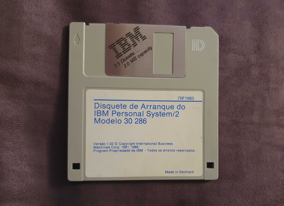 Original PC software on floppy disk and CD – vintage64739576315265123