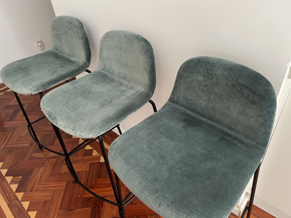 Cadeiras altas de bar em veludo