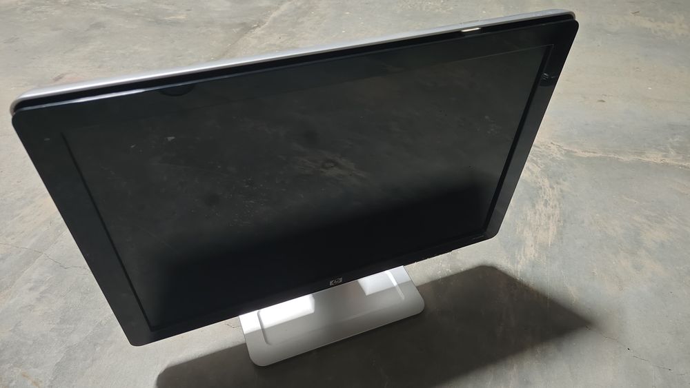 Monitor HP w2216 Wide 22" Polegadas — Altura Ajustável e Colunas Integ