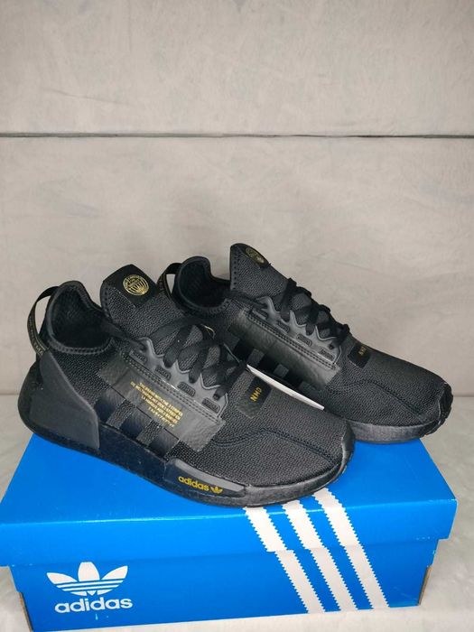 Buty model adidas NMD_R1 V2 w kolorystyce "Black Gold Metallic"