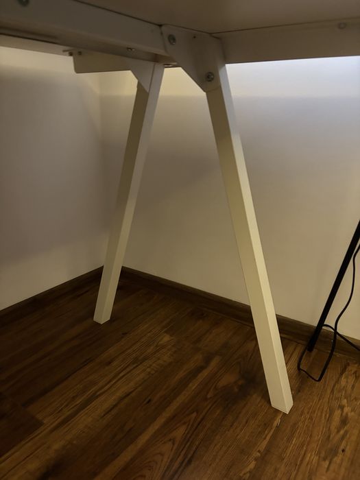 Biale biurko Trotten Ikea