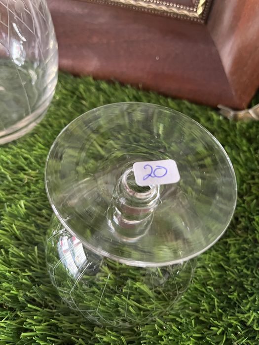 Garrafa antiga com copos