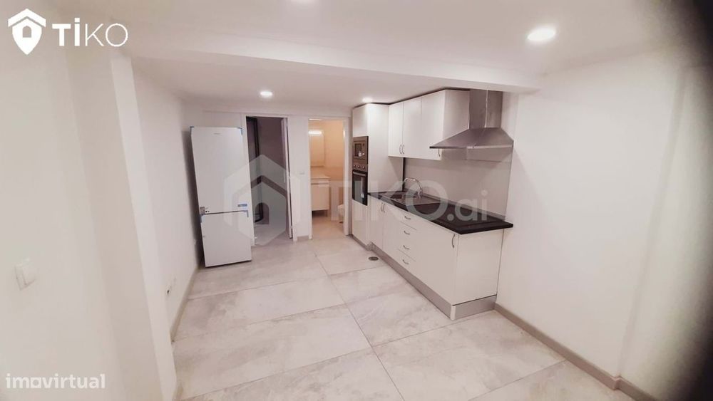 Loja Transformada em Apartamento  em Vale de Milhaços Corroios