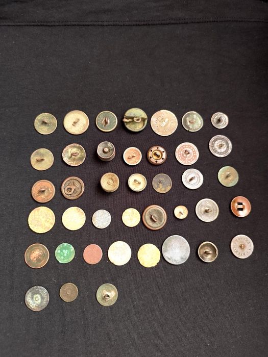 Stare guziki wojskowe i monety