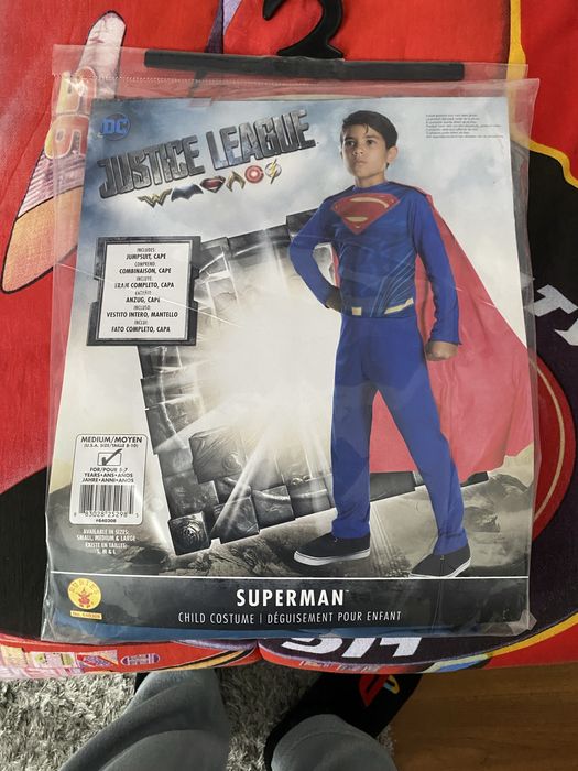 Vendo fato carnaval Super-Homem para criança