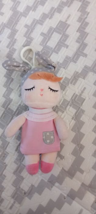 Maskotka pluszowa zawieszka laleczka metoo