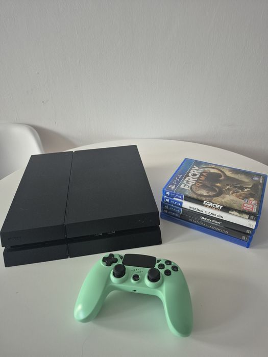 Konsola PS4 1TB + pad + 5 gier