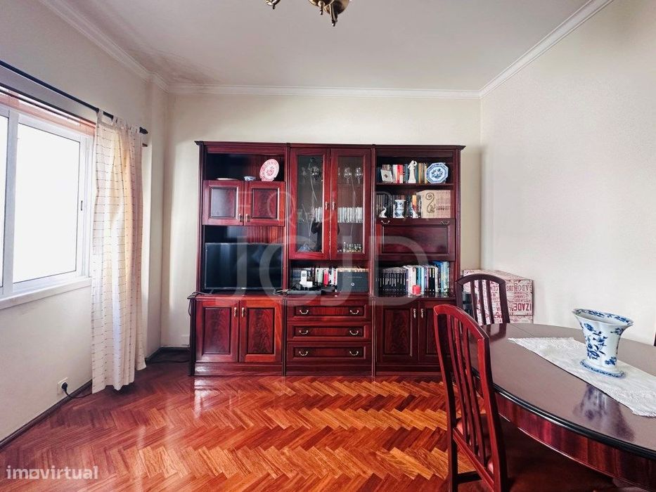 Apartamento T2 Renovado com Varanda e Elevador | Entrecampos, Lisboa