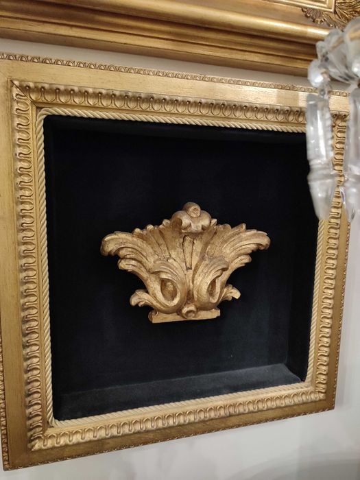Quadro moldura madeira dourada e talha embutida em veludo preto