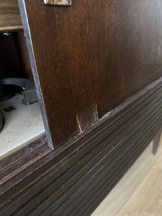 Rádio gira discos em móvel Schaub Lorenz