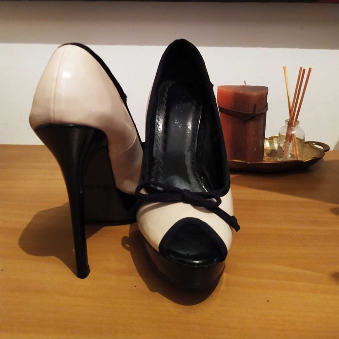 Sapatos de salto alto usados