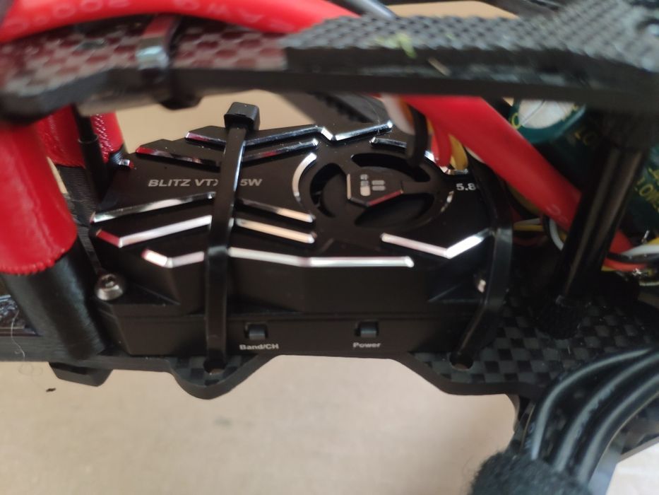 Дрон квадрокоптер 10 дюймів налаштований і облітаний на полігоні