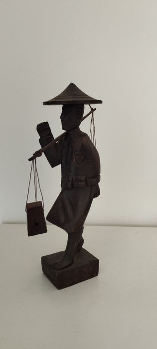 Peça em madeira oriental