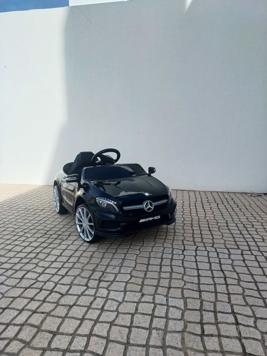 Carro Mercedes eléctrico criança