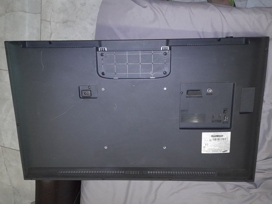 Телевизор Samsung UE39EH5003W на запчасти выпускает 2013.03