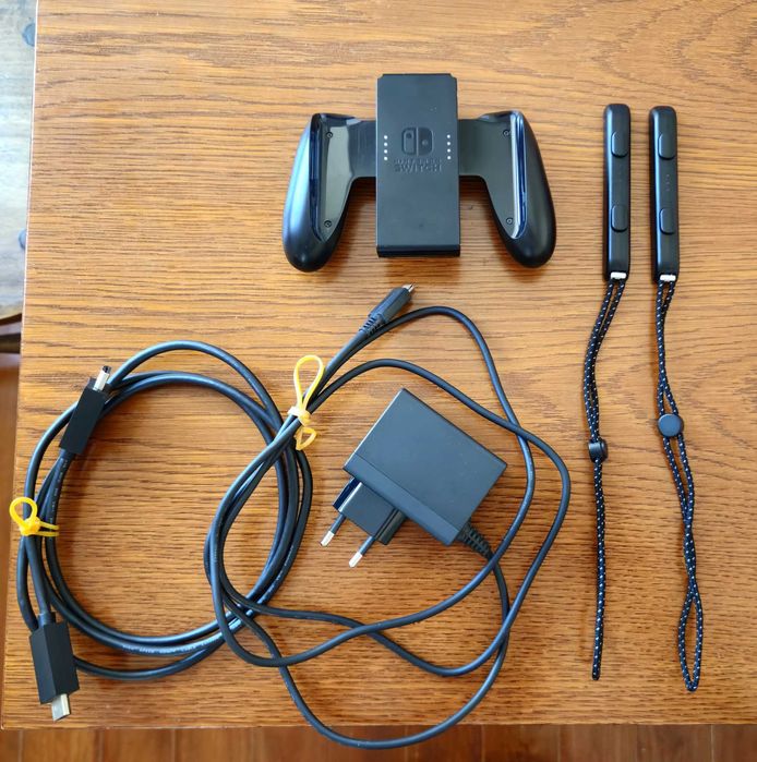 Nintendo Switch OLED Branca C/Nova + Mala Portátil + Vidro Protetor + Thumb Grips