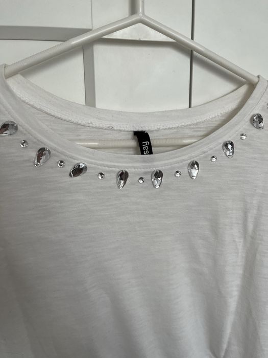 Biała bluzka z rekawem 3/4 i celinami